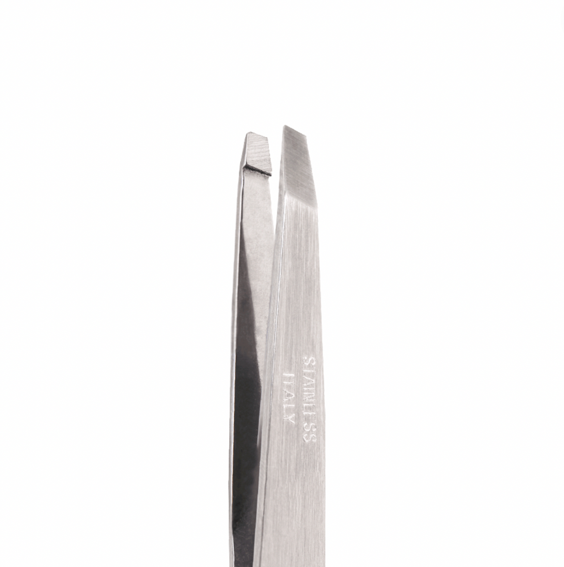 ÉLAN - Professional Slanted Eyebrow Tweezer in Silver
